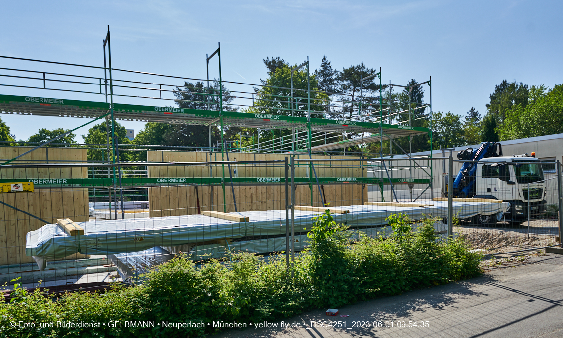 01.06.2023 - Neue Holzwände für das Haus für Kinder in Neuperlach in München
